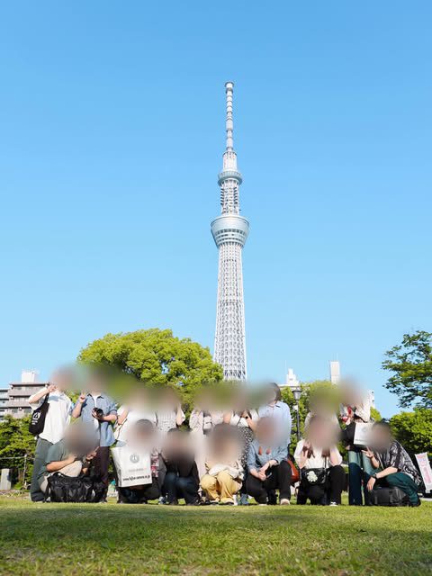 撮影会でスカイツリーの前に集まった部員（顔はぼかし済み）